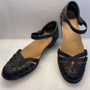 ⭐️Women’s Clarks “Wendy River” Black Closed Toed Mary Janes☀️Size 8Wide